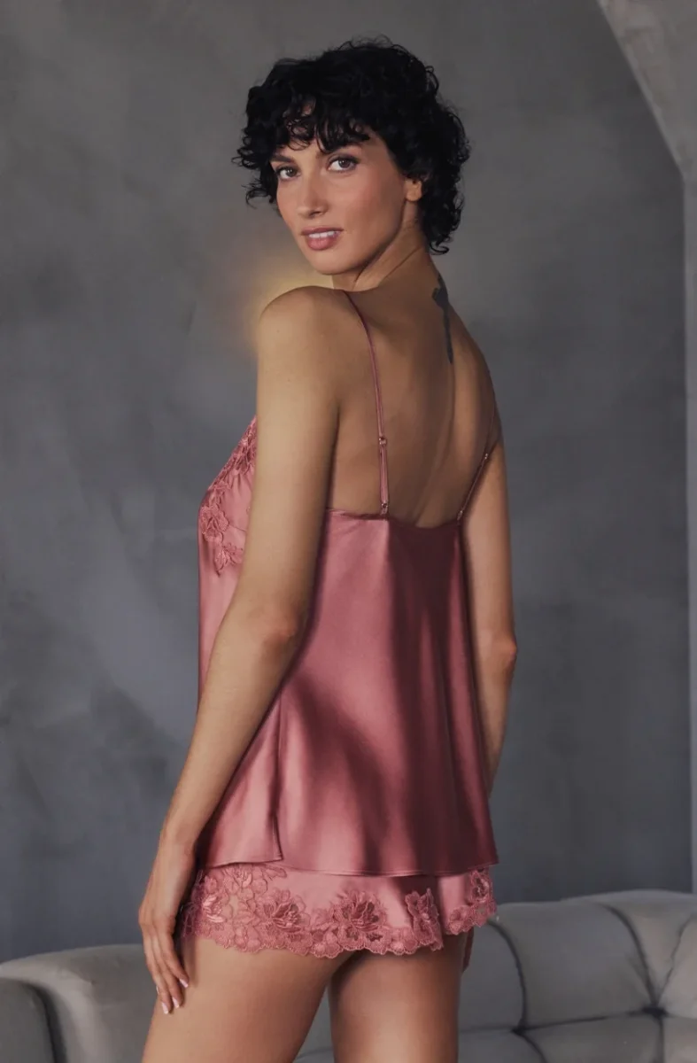 Caraco Bonnie en satin et broderie rose – Image 3